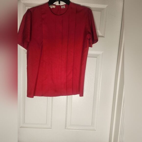 Vtg WTC 6 Red 100% SILK Shrtslvs Folds Buttons on the Back Women’s Top Blouse - Picture 2 of 10